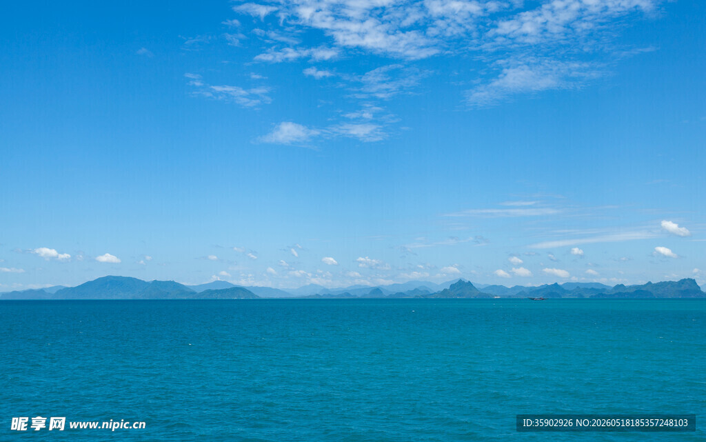 蔚蓝大海与远处山峦美景