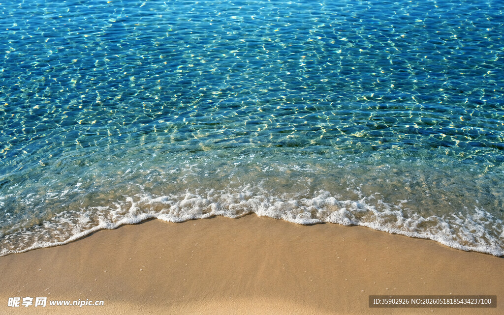 海边沙滩清澈海浪轻拍