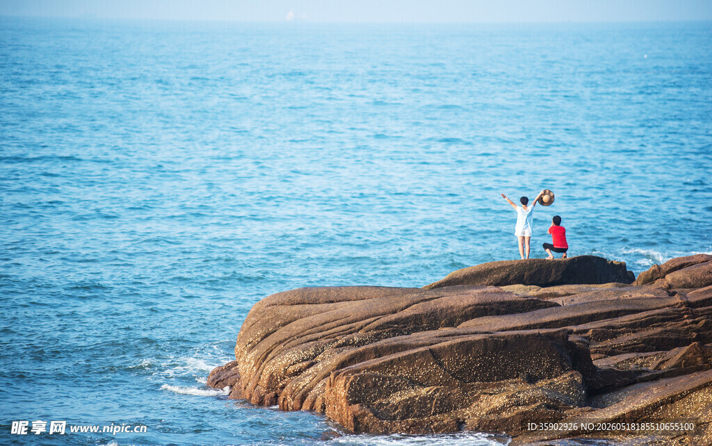 海边岩石上的浪漫情侣