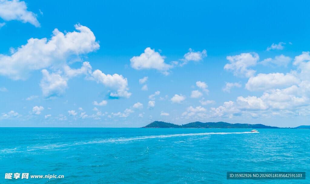 碧海蓝天中的海中岛屿