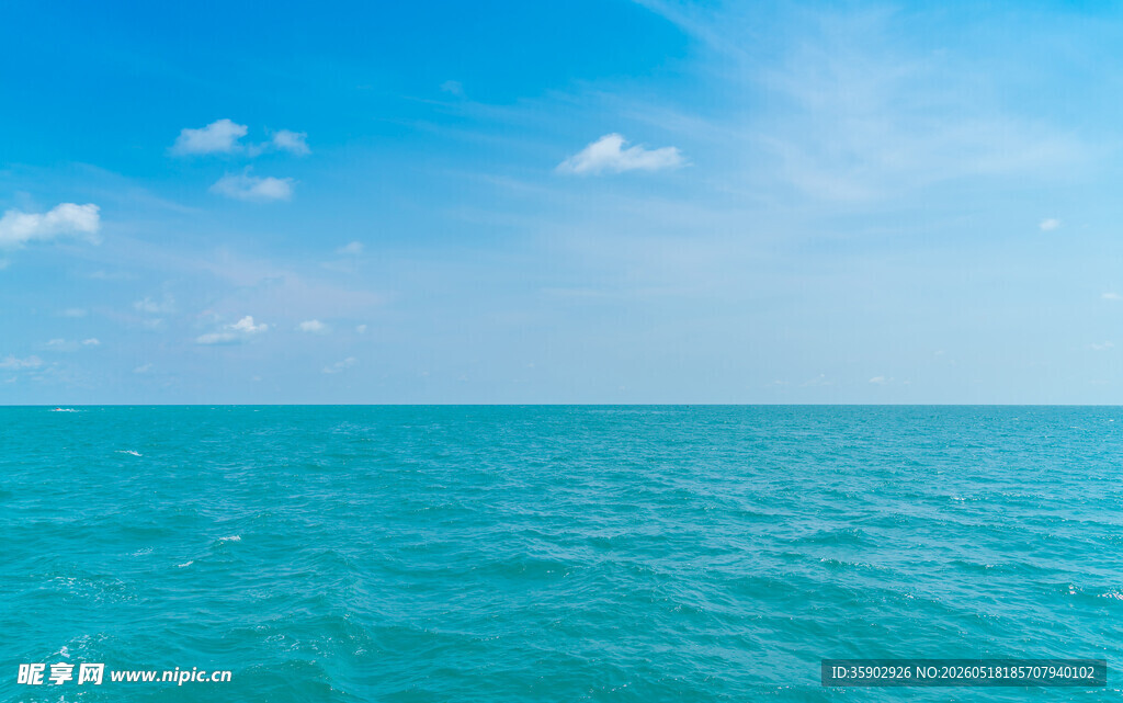 蔚蓝大海与晴朗天空美景