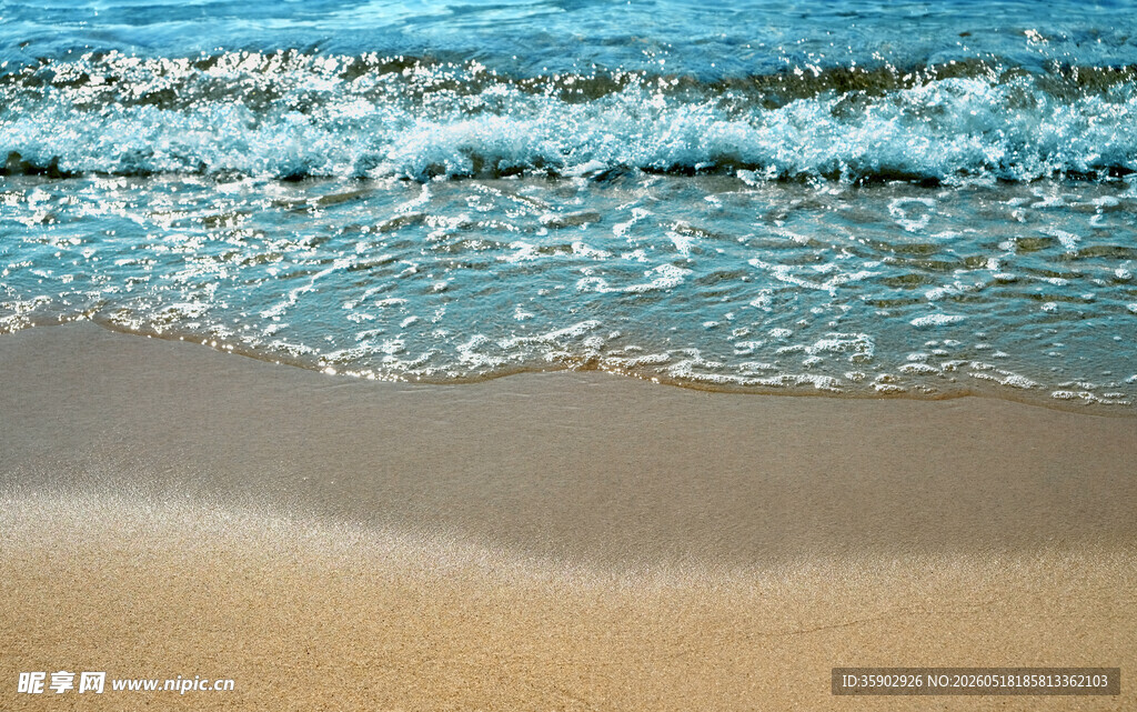 海浪轻拍沙滩的美丽景致