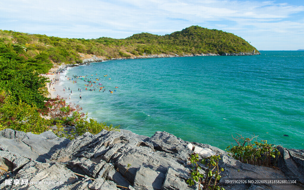 美丽海滨风光岩石与碧海