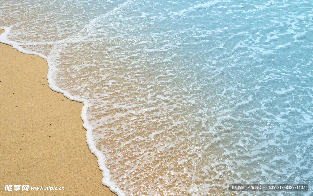 海浪轻吻沙滩的浪漫时刻