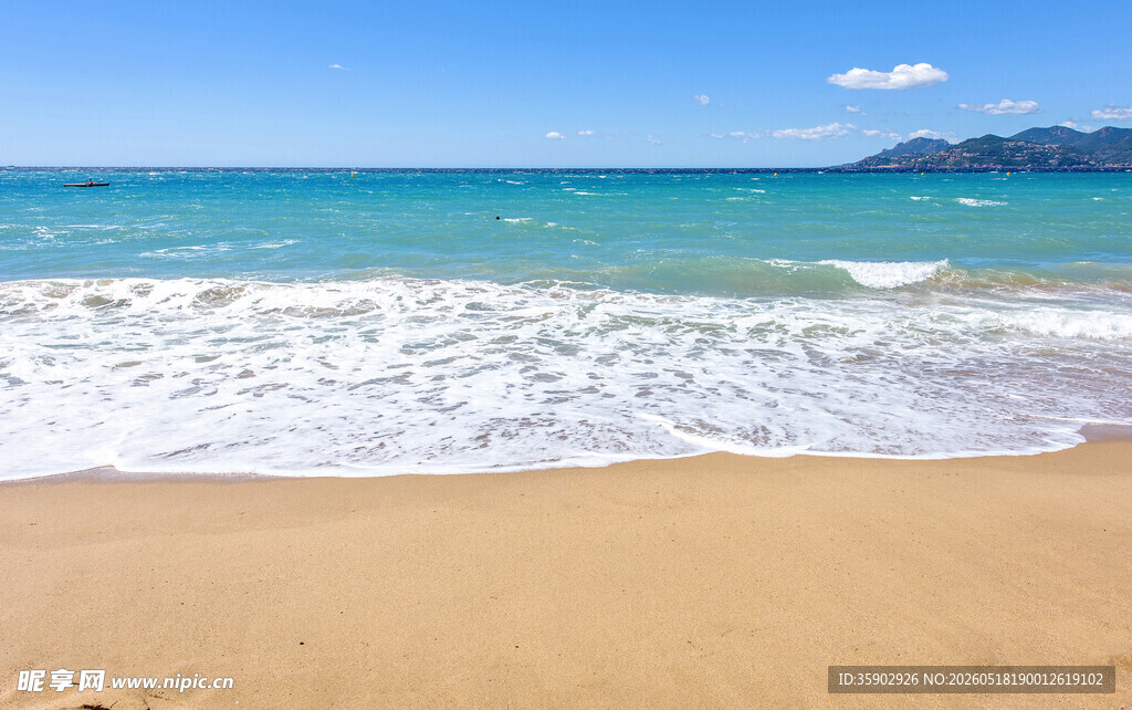 美丽海滩海浪轻拍沙滩