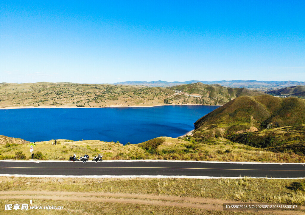 公路旁的蓝色湖泊美景