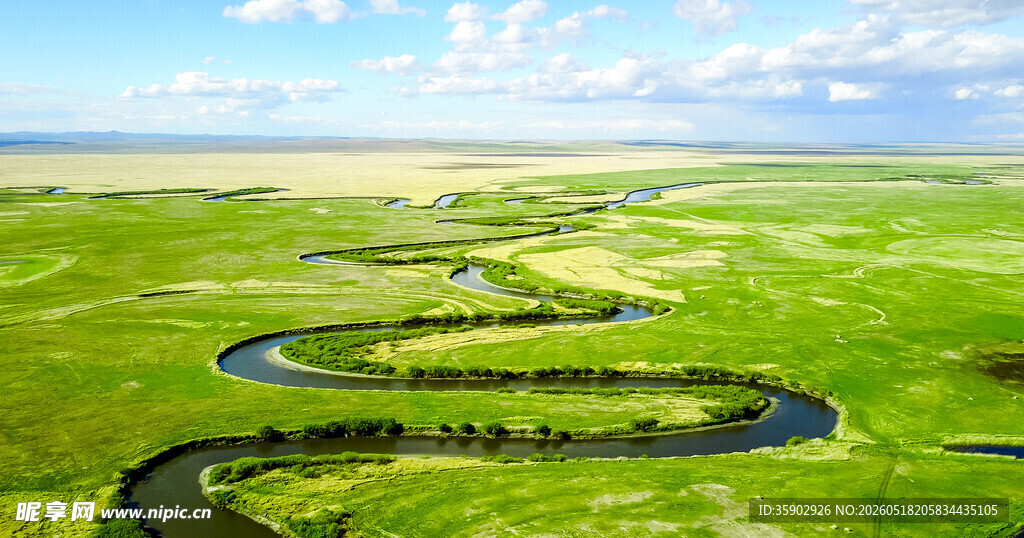 草原上蜿蜒的河流美景