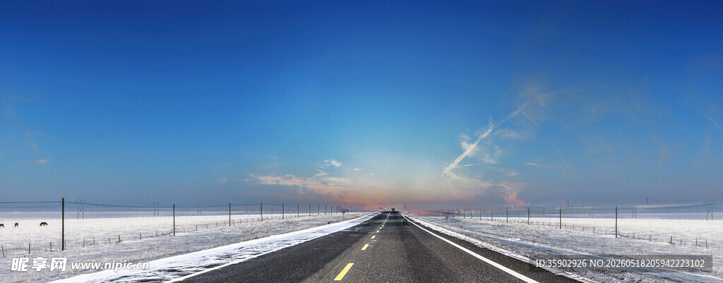 冬日旷野中的公路美景