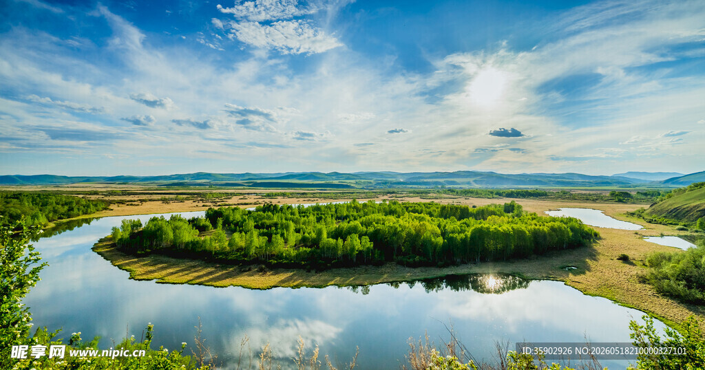 河畔绿野蓝天自然美景