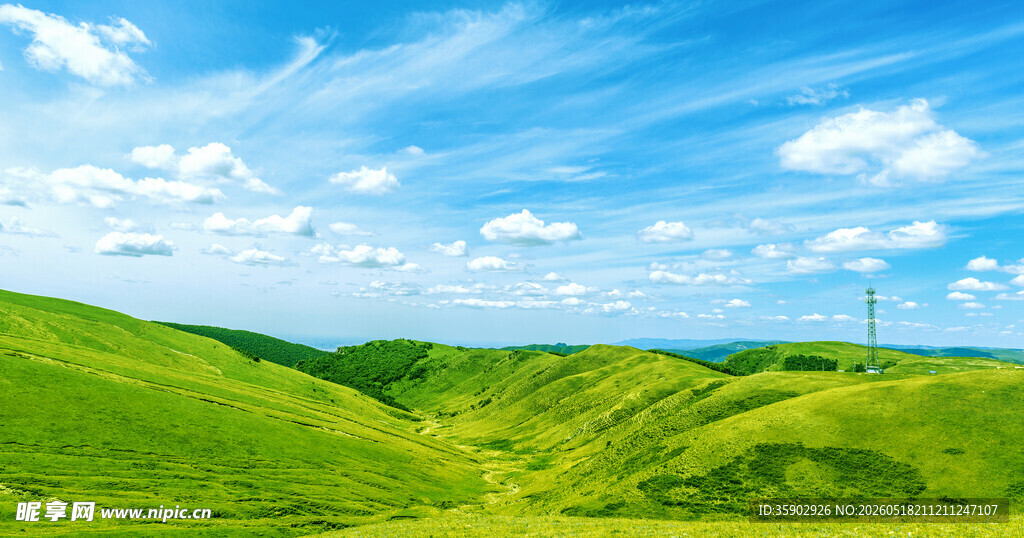翠绿山丘间的蓝天美景