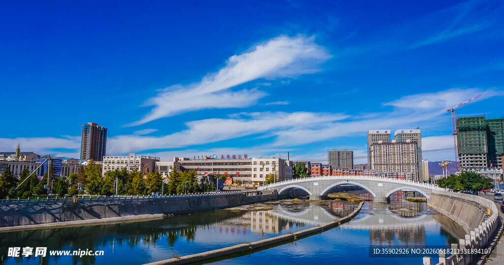 城市河畔桥梁风光美景