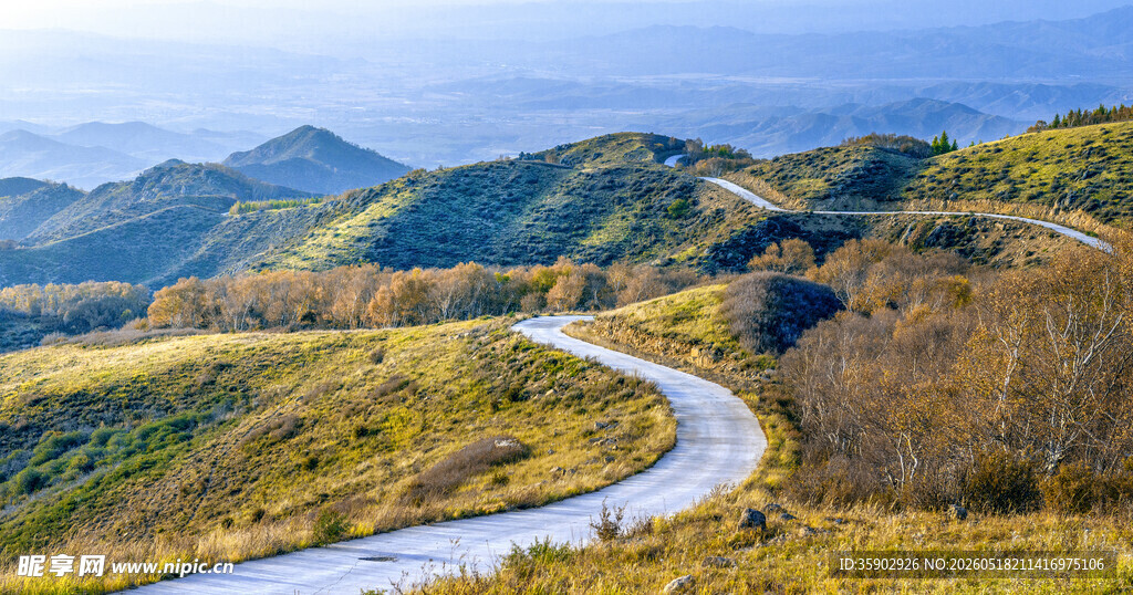 山间蜿蜒公路秋景