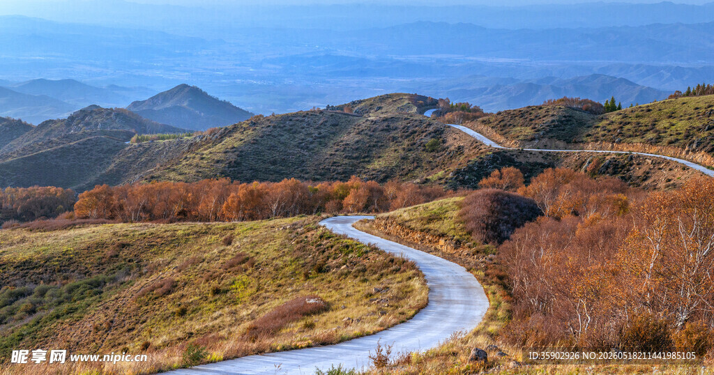 秋日蜿蜒山路美景