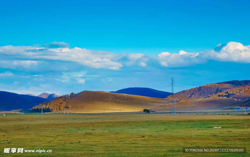 草原风光山脉与蓝天美景