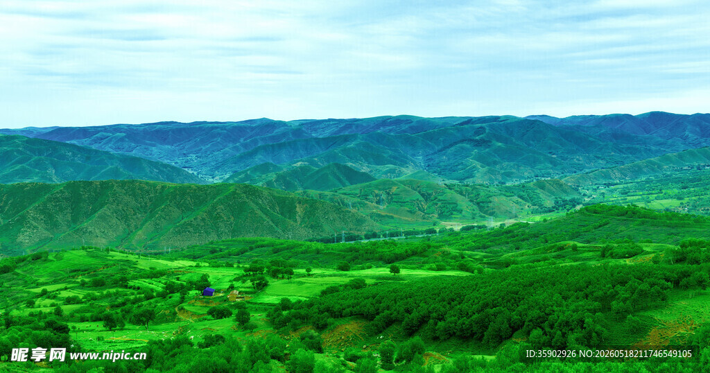 翠绿山峦美景