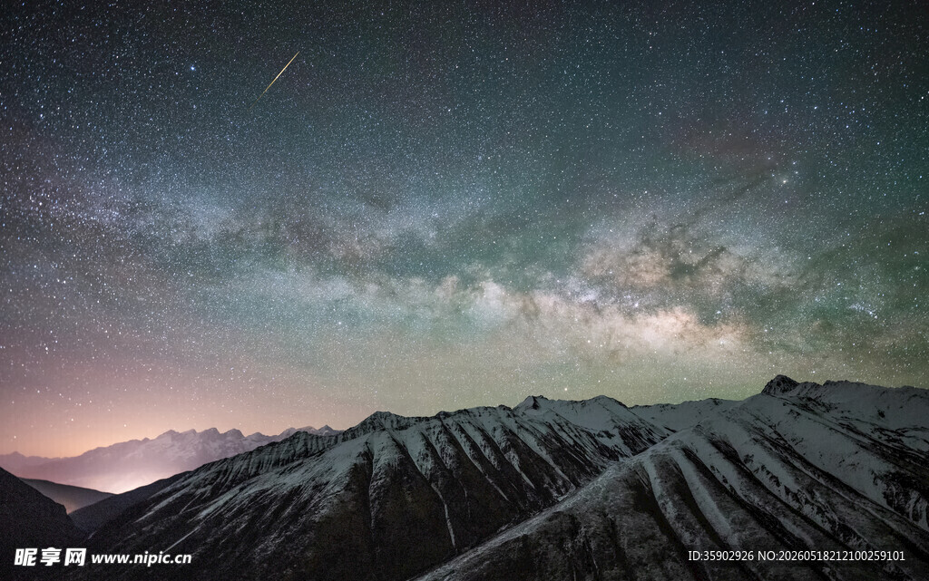 雪山之上的璀璨星空