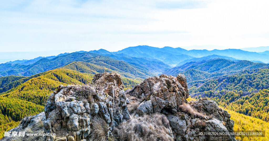 山顶远眺壮丽山峦景色