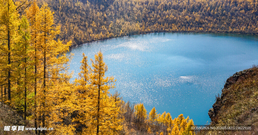 秋日湖畔壮丽山林美景