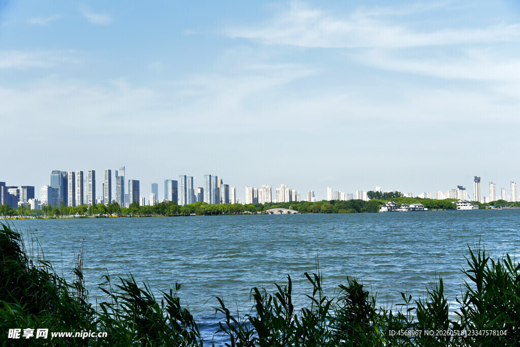 湖畔城市风光