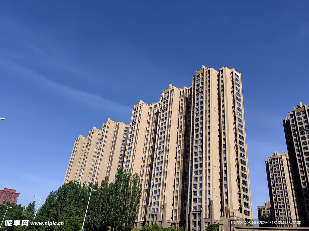 城市中的高层现代住宅楼