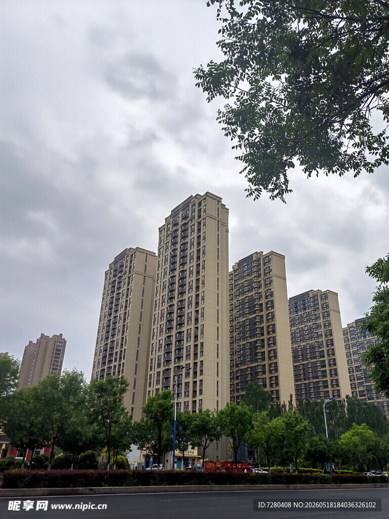 城市河畔高楼景观