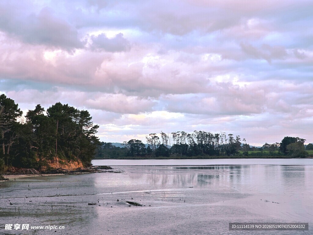 湖畔暮色风景