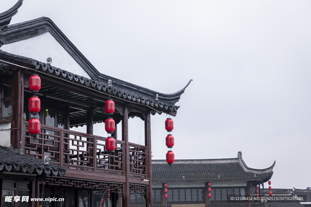 中式古建挂红灯笼美景