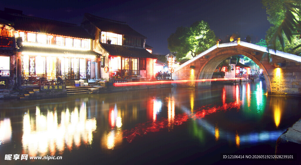 水乡夜景古桥倒映波光中