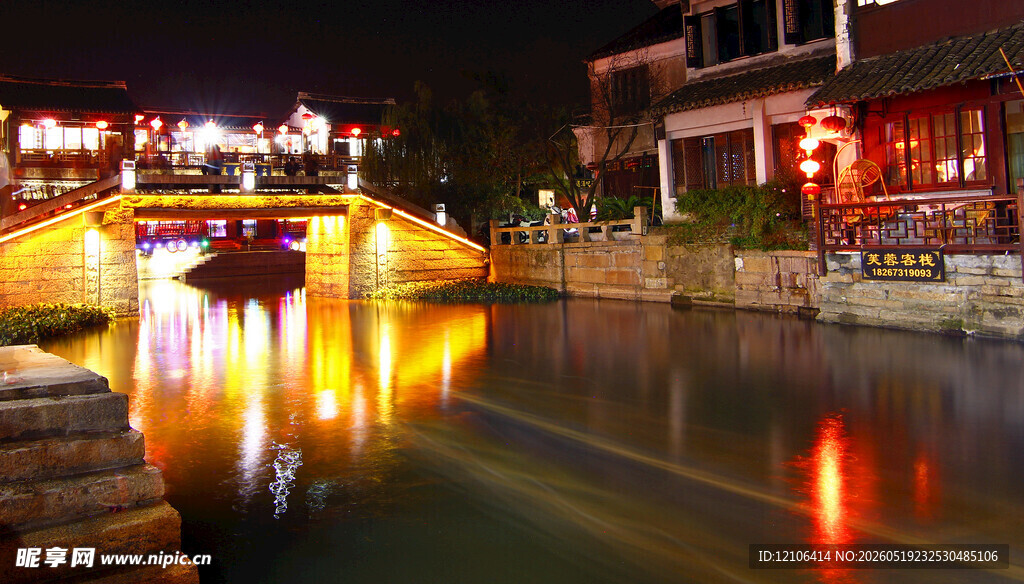 江南水乡夜景灯火映碧波