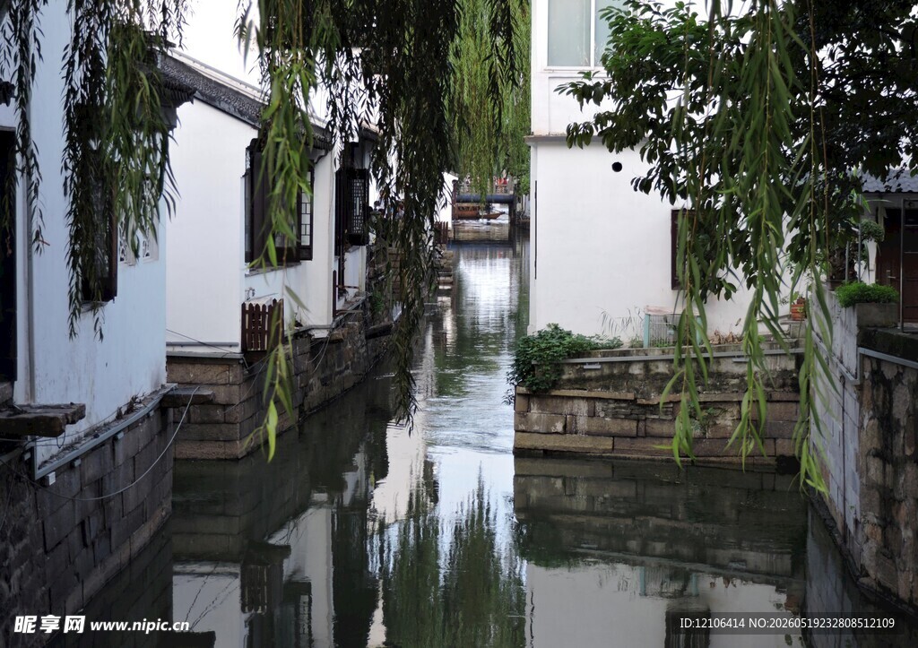 江南水乡静谧小巷水道