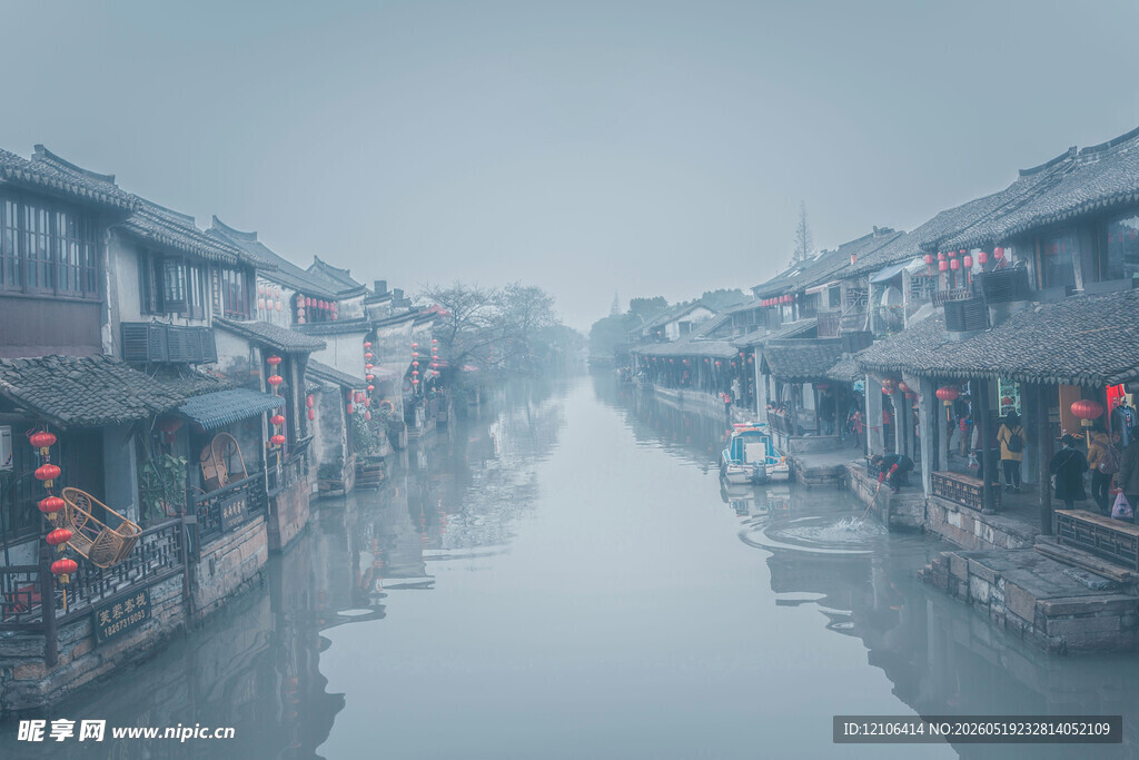 江南水乡雾中静谧河道