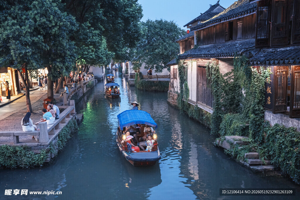 江南水乡小船悠然景象