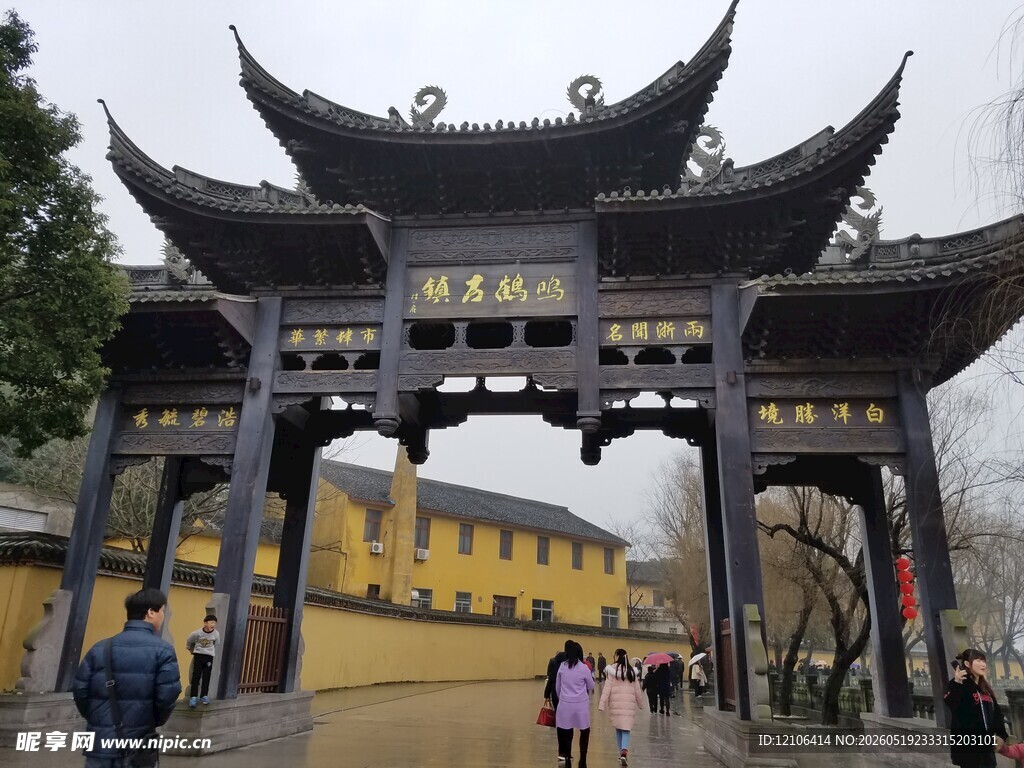 中式古典牌坊游人漫步