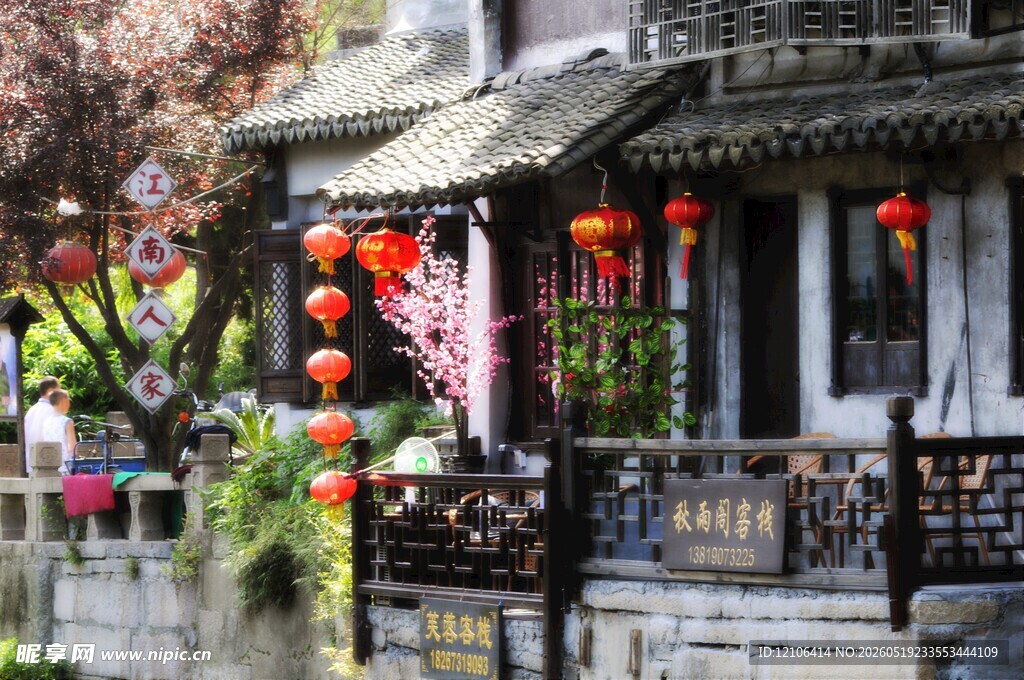 古宅挂红灯笼的中式景致