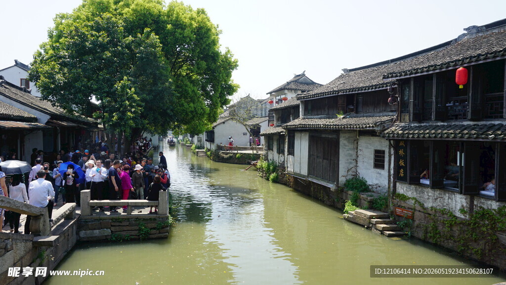江南水乡古巷游船景致
