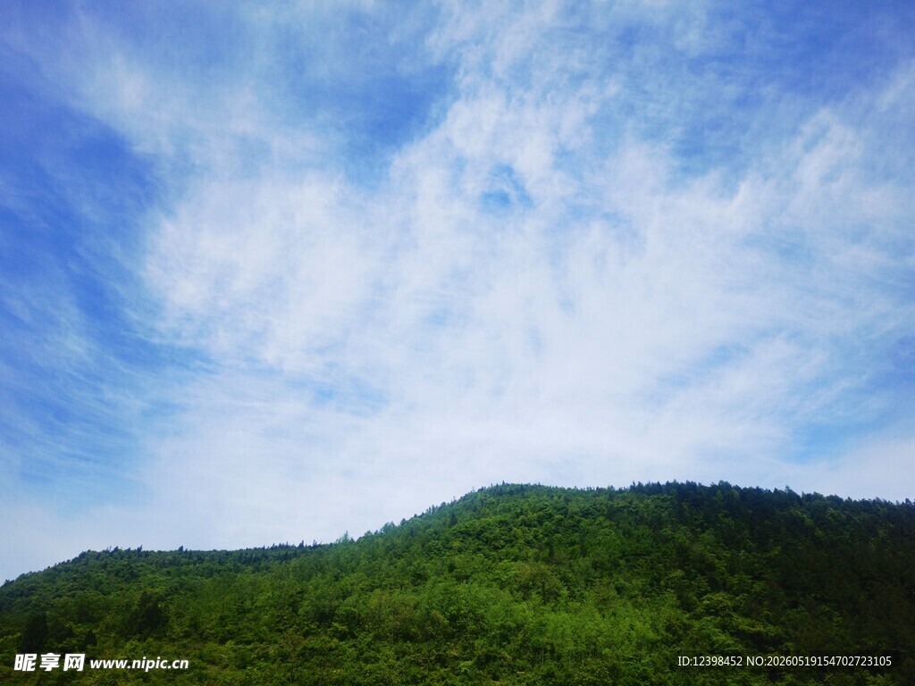 青山蓝天间的美丽景致