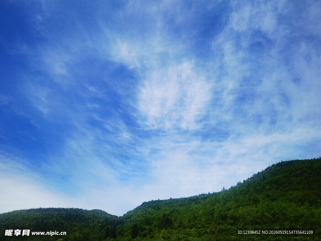 蓝天白云下的青山美景