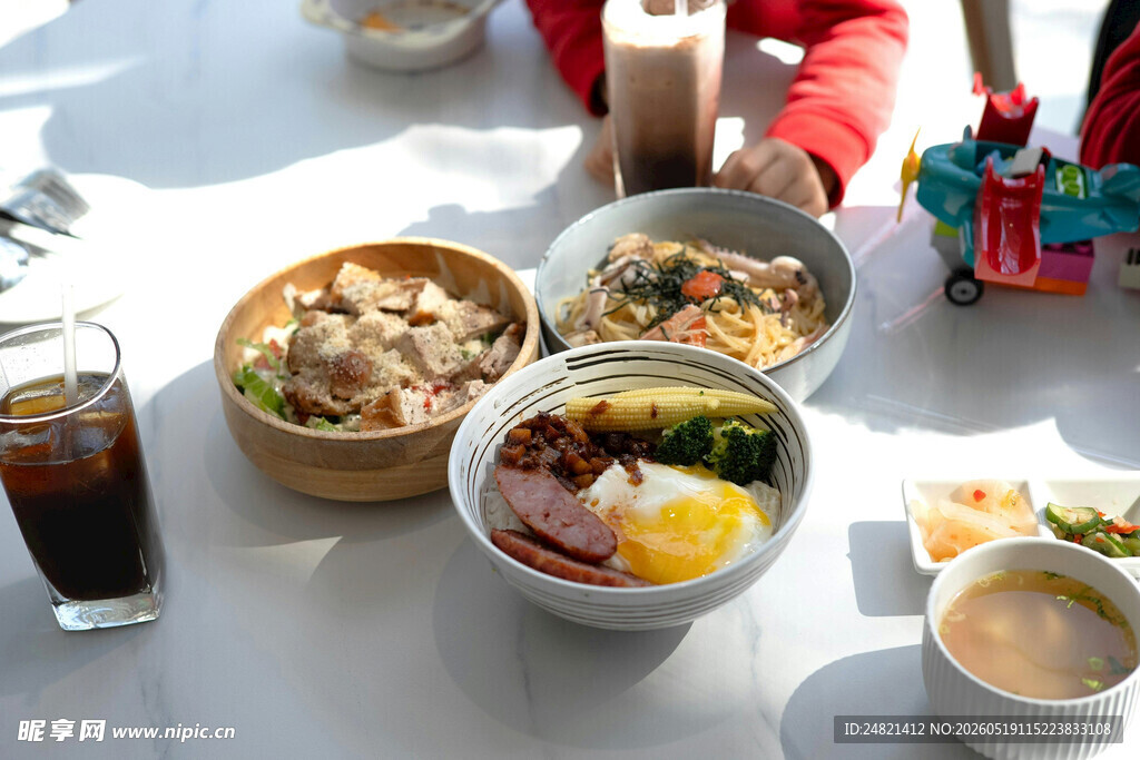 丰盛美味的户外餐食