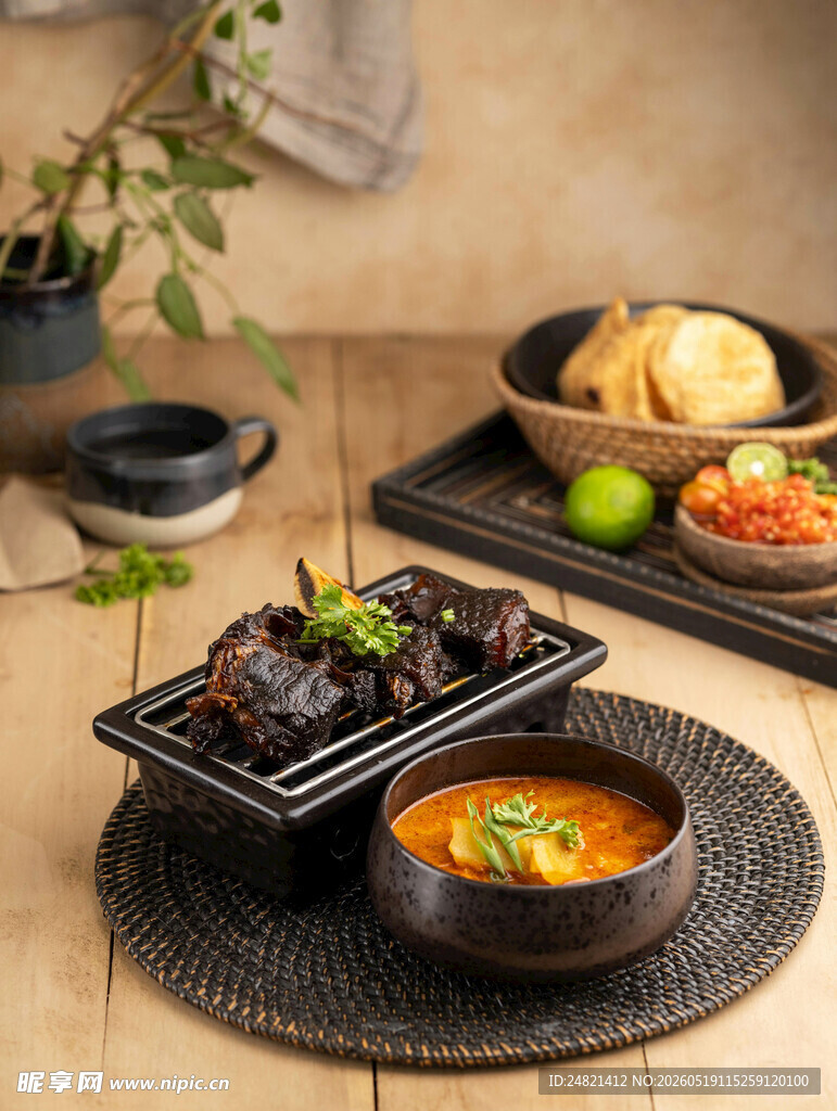 多样美味佳肴摆于餐桌
