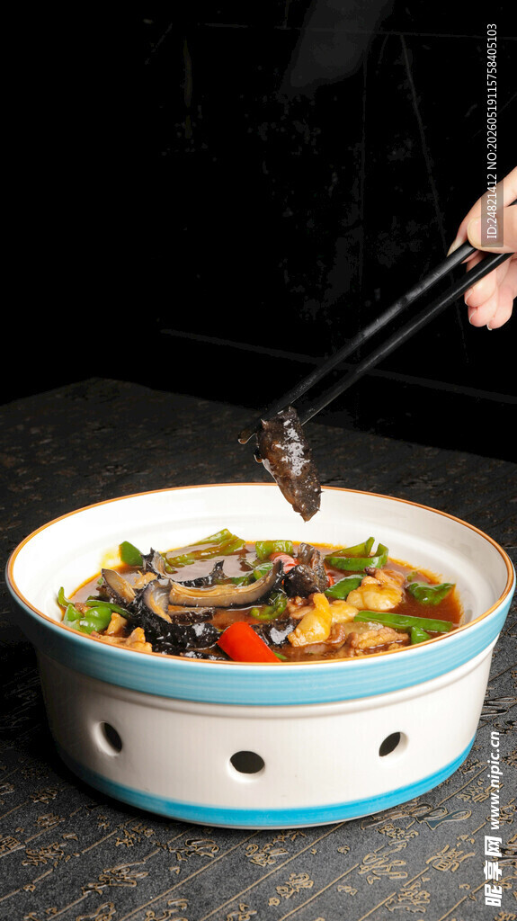美味菜肴正被夹起品尝