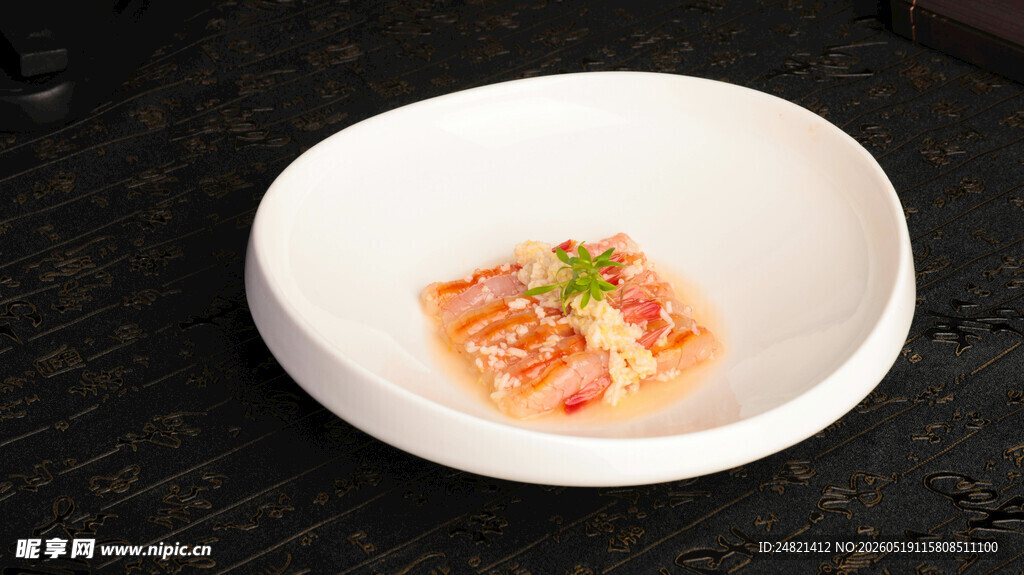 精致摆盘的美味海鲜料理