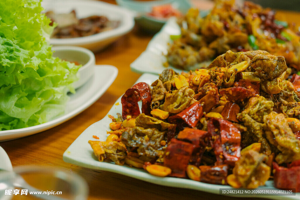 美味特色炒菜摆上餐桌