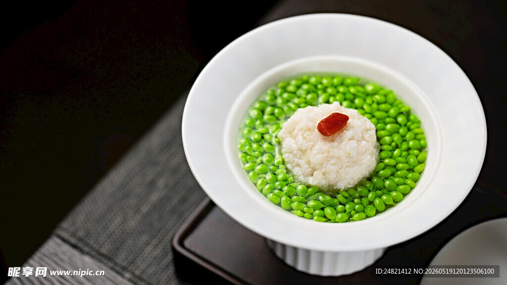 绿色豌豆泥配红色点缀美食