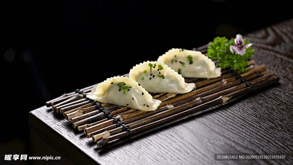 美味蒸饺摆于竹制托盘上