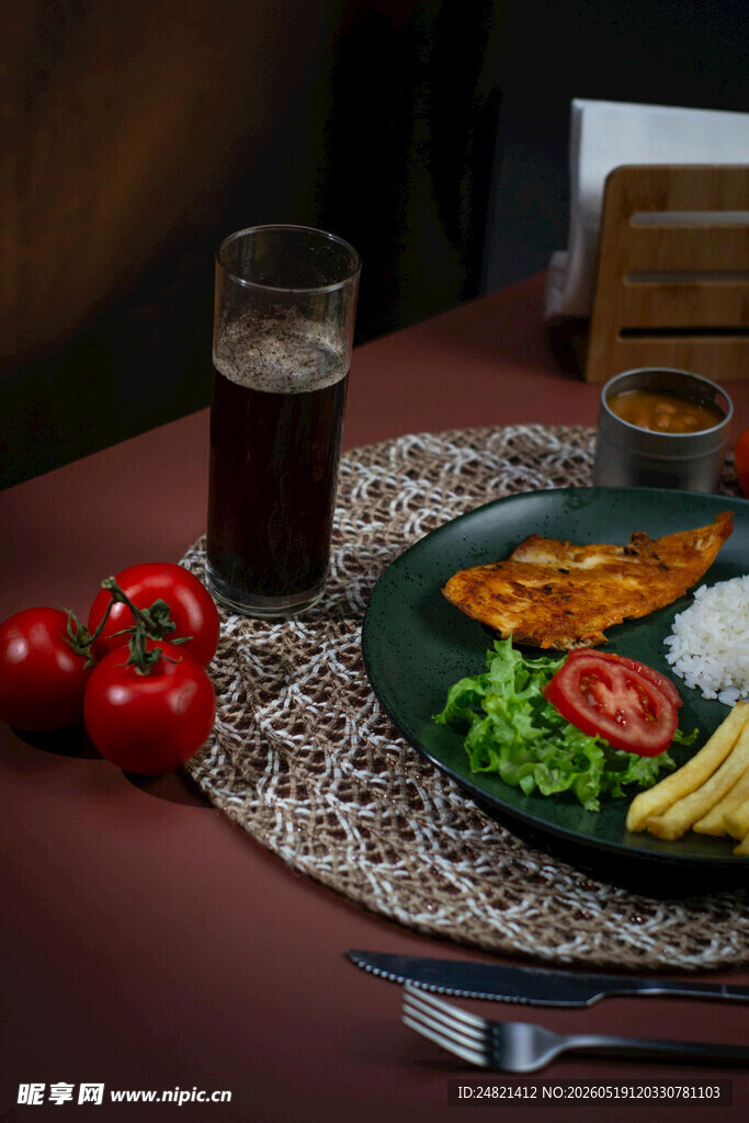 美味西餐搭配饮品与蔬果