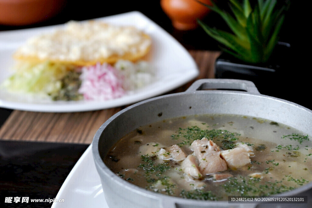 美味鸡汤与多样餐食