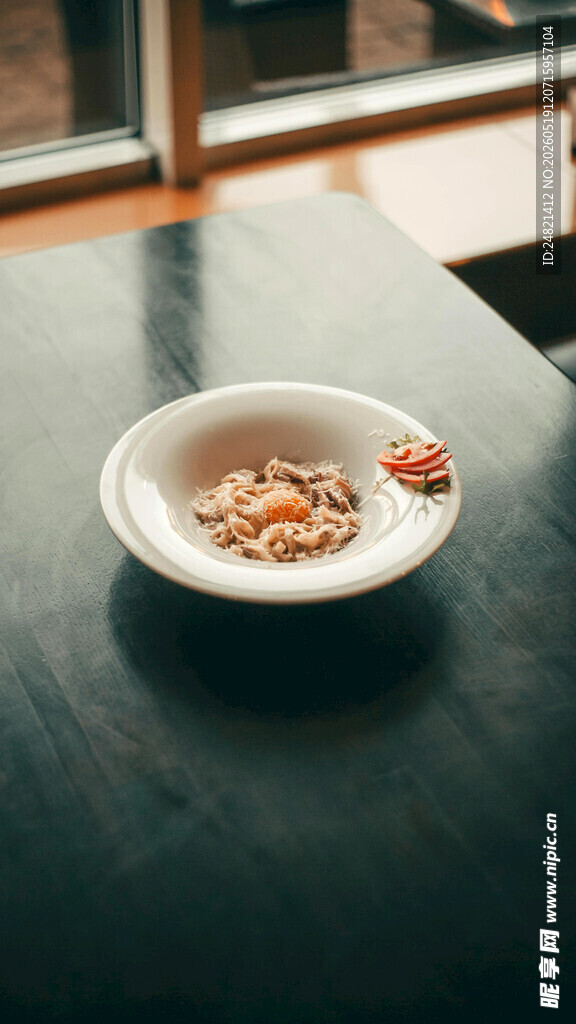 白色碗中的美味坚果