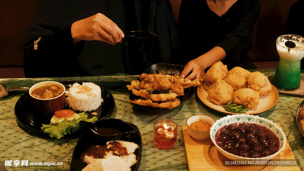 丰盛餐桌美食与用餐场景