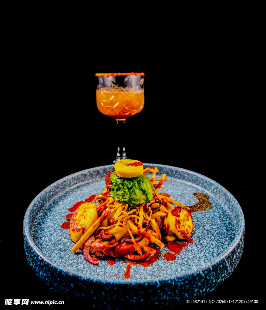 美味凉拌菜搭配特色饮品