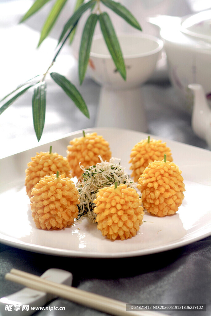 美味炸物丸子摆于盘中